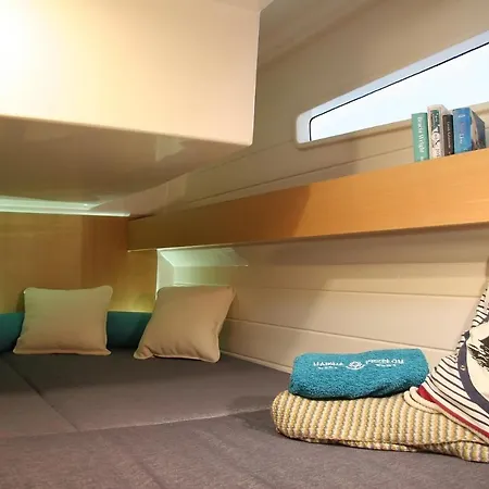 Hotel en barco Jacht Motorowy Platinum 989 Flybridge - 115 Km